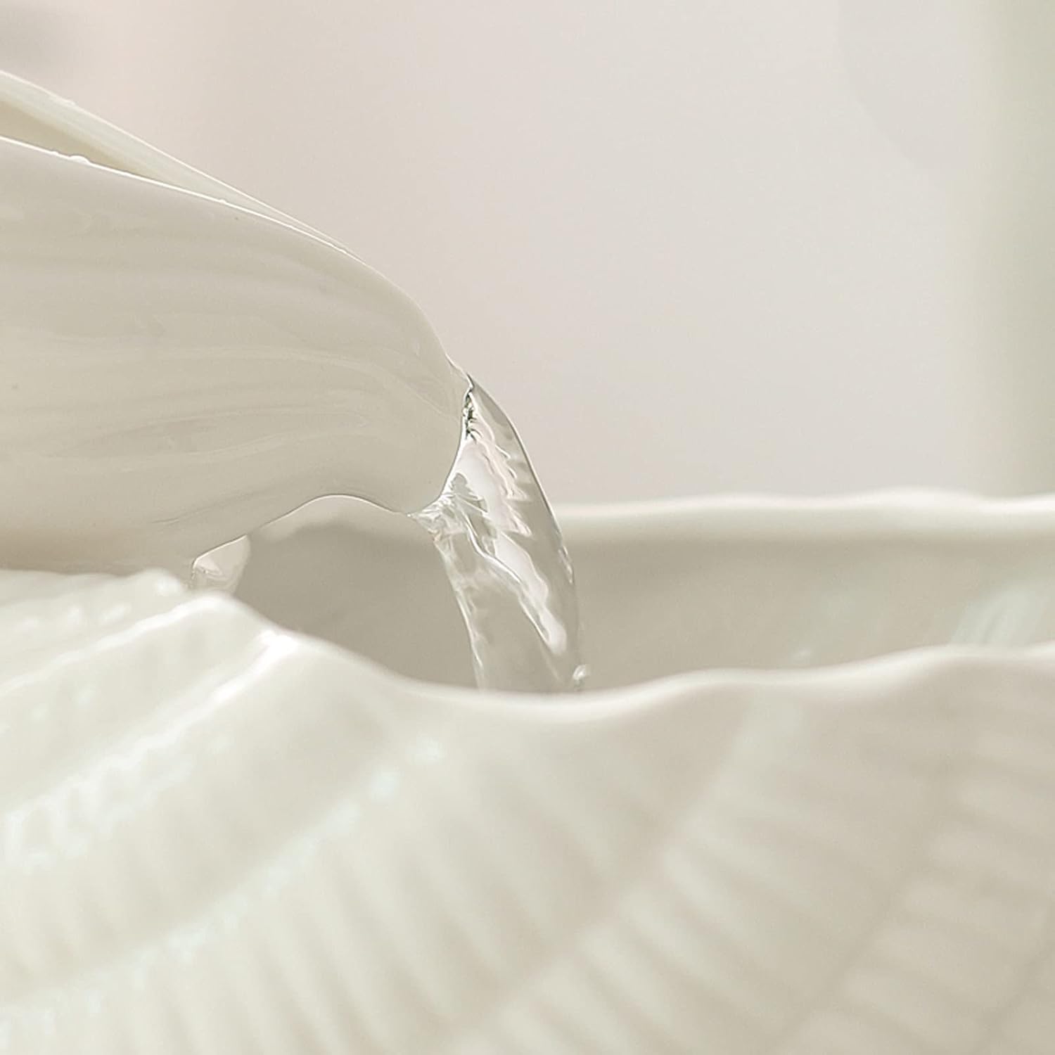 CLoxks Tabletop Fountain with Shell Design